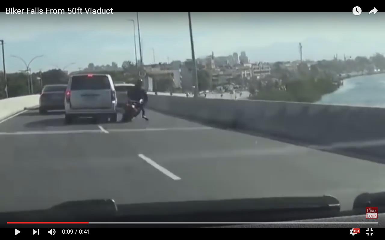 Tampona Un Auto In Autostrada E Cade Dal Ponte Video Motoblog