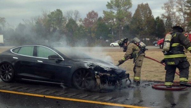 Auto elettriche: difficile domare l'incendio