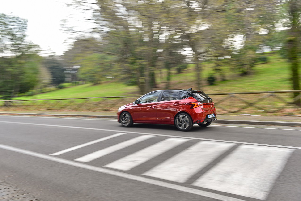 Hyundai i20 1.0 TGDI 48V Bose: la prova su strada