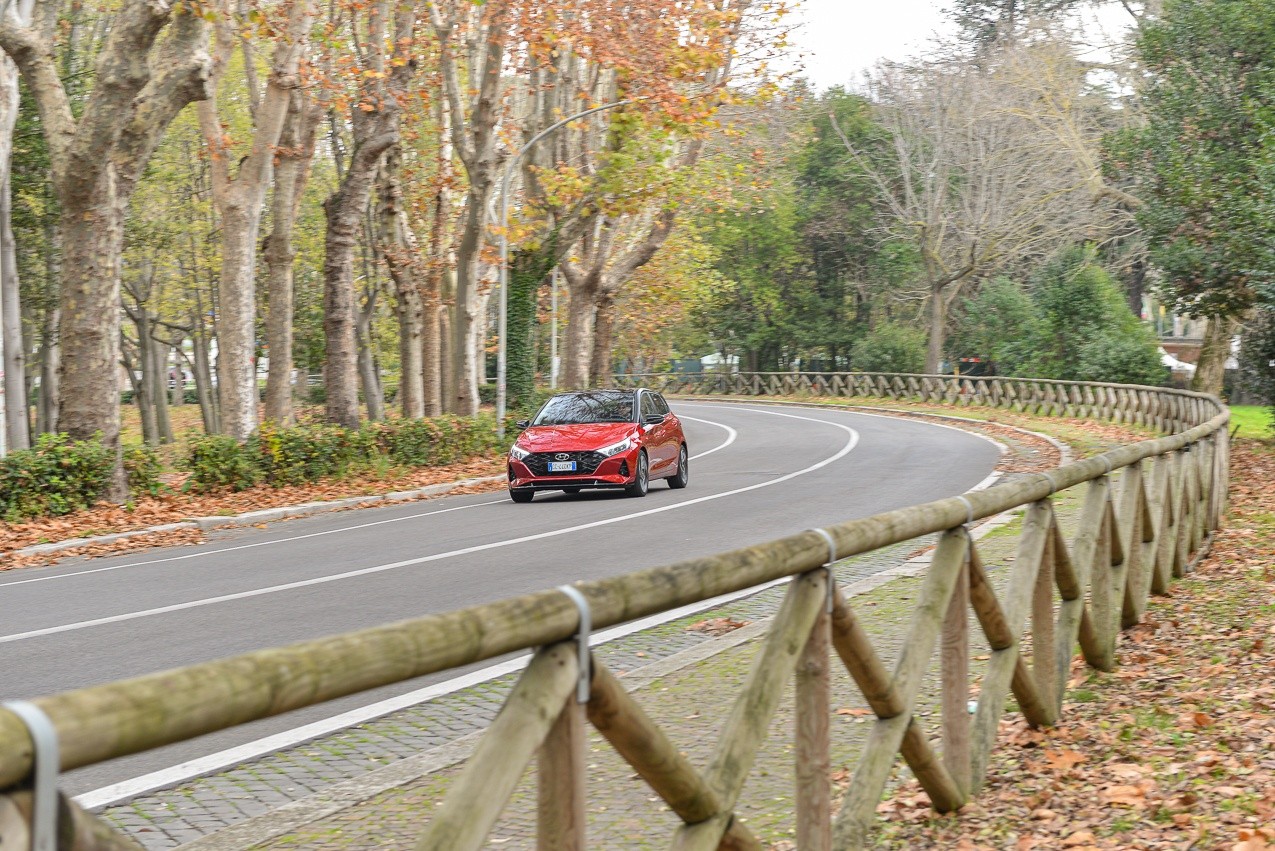 Hyundai i20 1.0 TGDI 48V Bose: la prova su strada