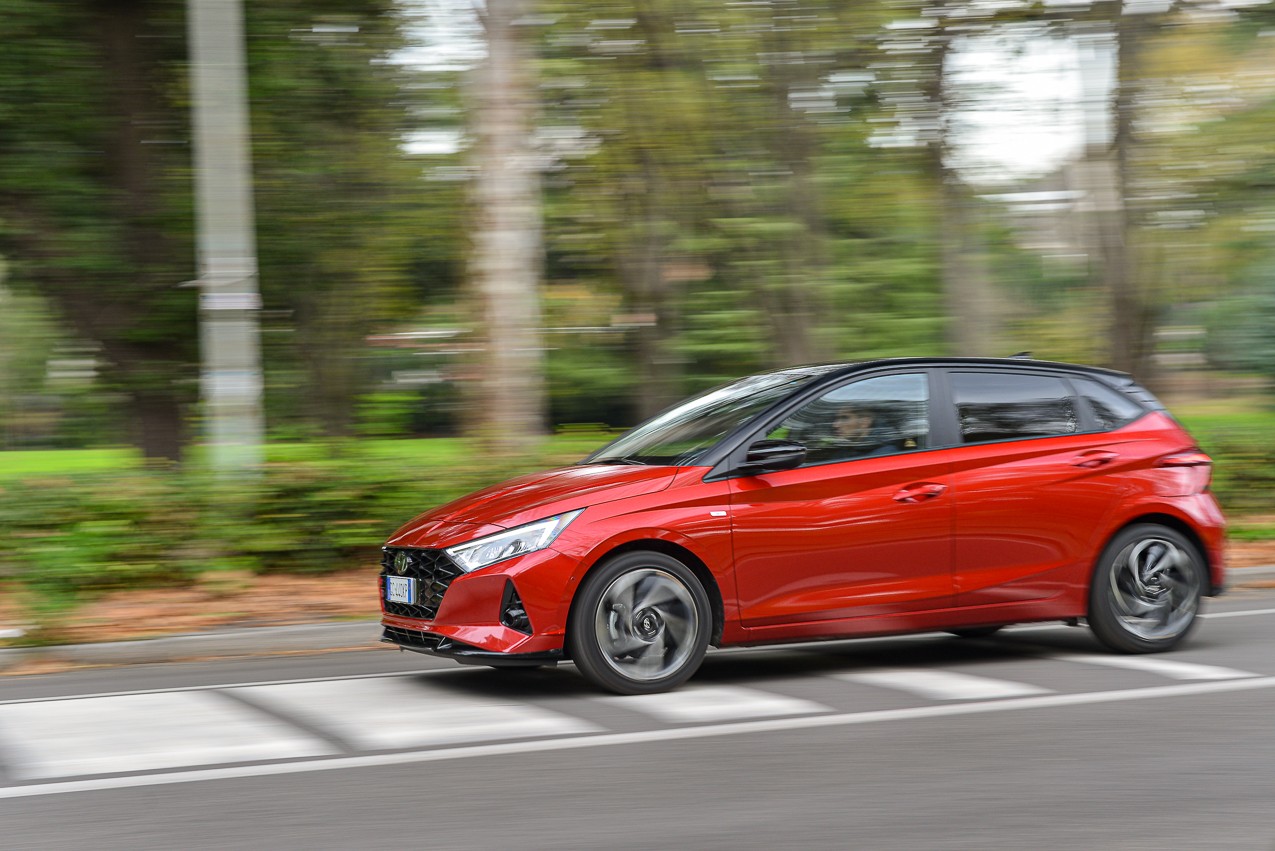 Hyundai i20 1.0 TGDI 48V Bose: la prova su strada