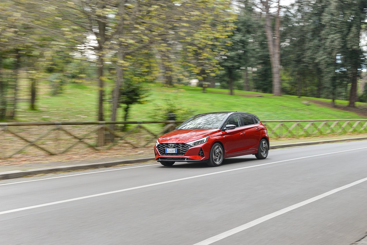 Hyundai i20 1.0 TGDI 48V Bose: la prova su strada