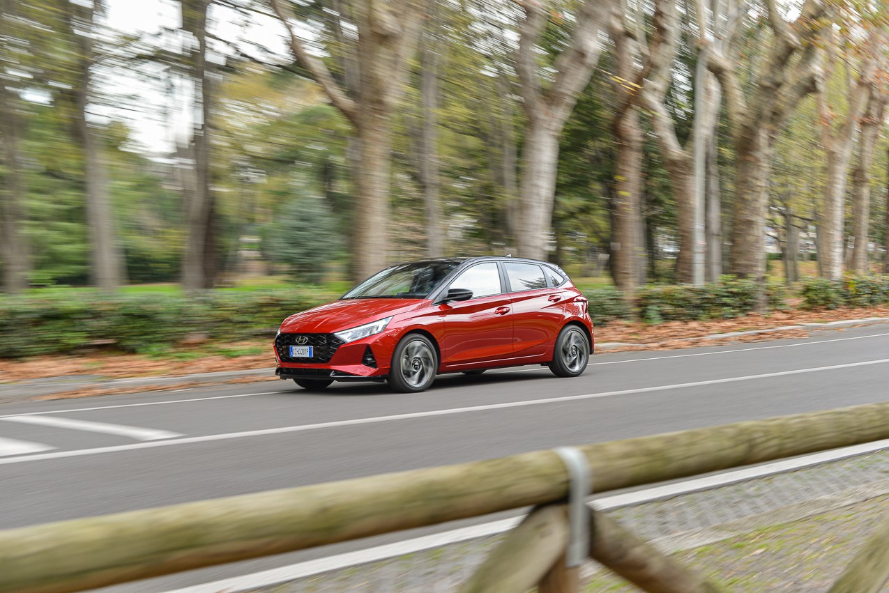 Hyundai i20 1.0 TGDI 48V Bose: la prova su strada