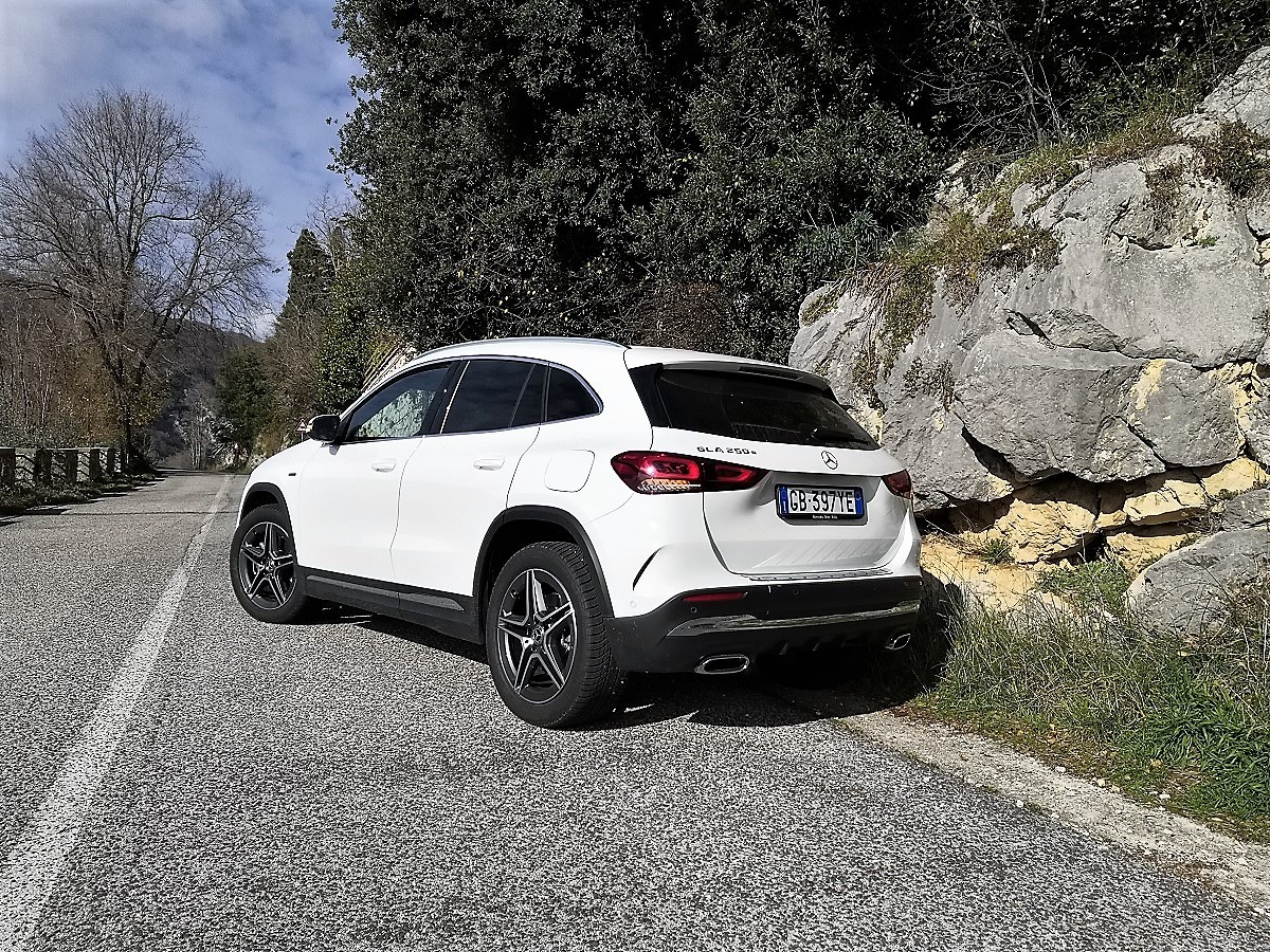 Mercedes-Benz GLA 250e: prova su strada