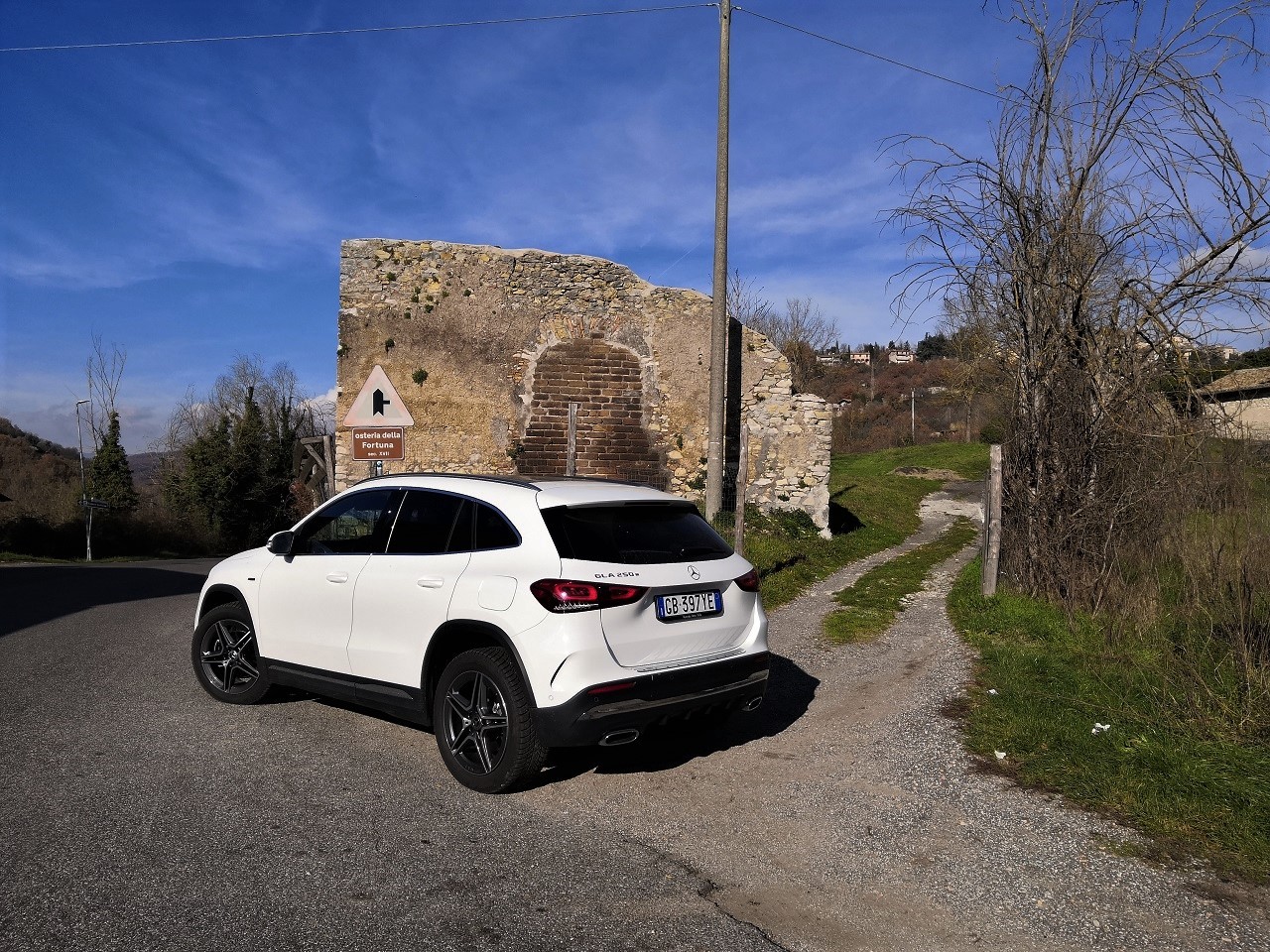 Mercedes-Benz GLA 250e: prova su strada