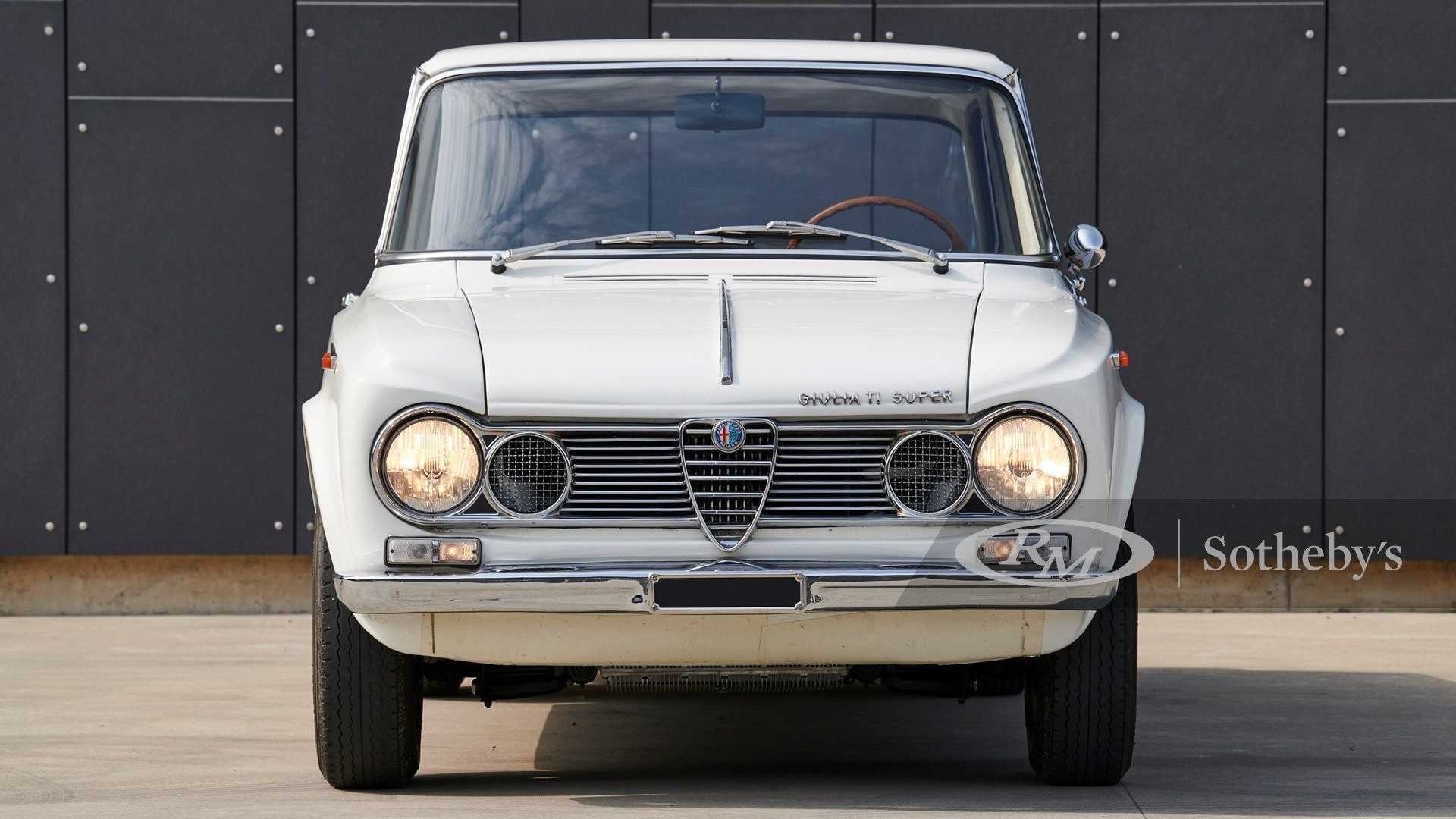 Alfa Romeo Giulia TI Super 1964 all'asta: le immagini ufficiali