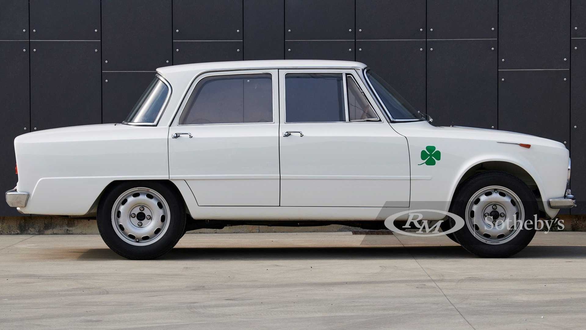 Alfa Romeo Giulia TI Super 1964 all'asta: le immagini ufficiali