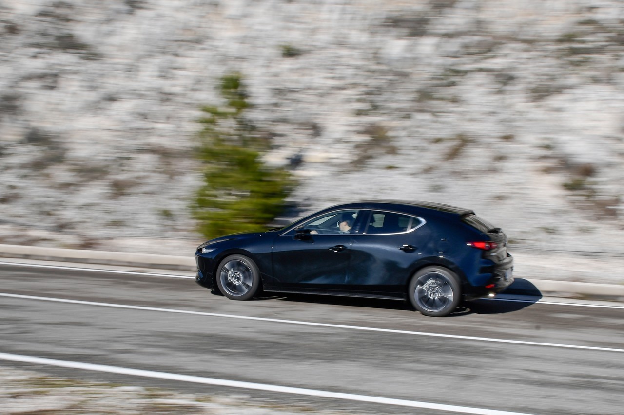 Mazda 3 Skyactiv-G M Hybrid 6AT: la prova su strada