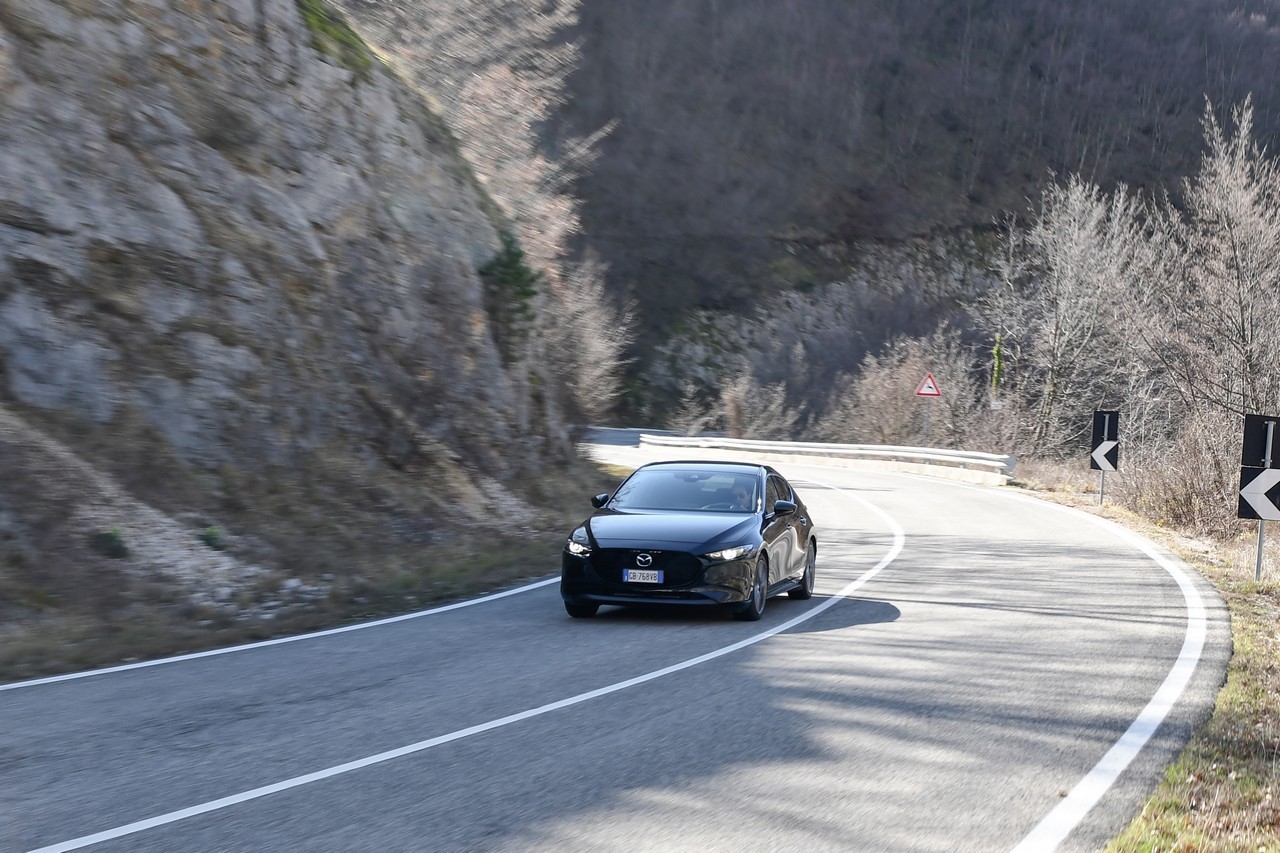 Mazda 3 Skyactiv-G M Hybrid 6AT: la prova su strada