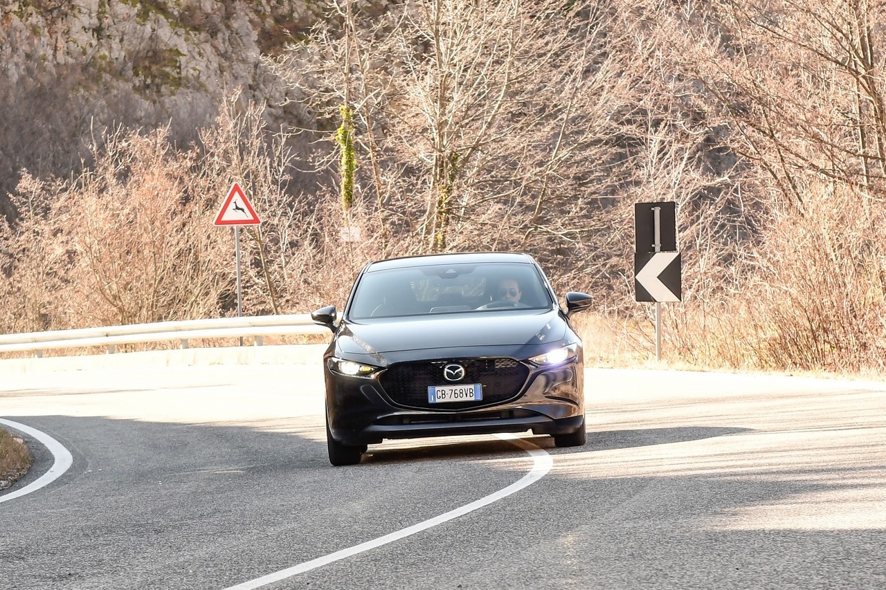 Mazda 3 Skyactiv-G M Hybrid 6AT: la prova su strada