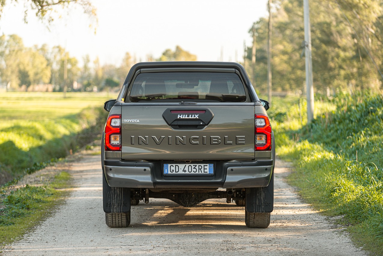 Toyota Hilux 2.8 Invincible: la prova su strada