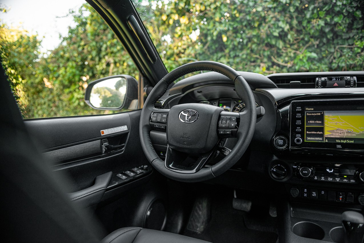 Toyota Hilux 2.8 Invincible: la prova su strada