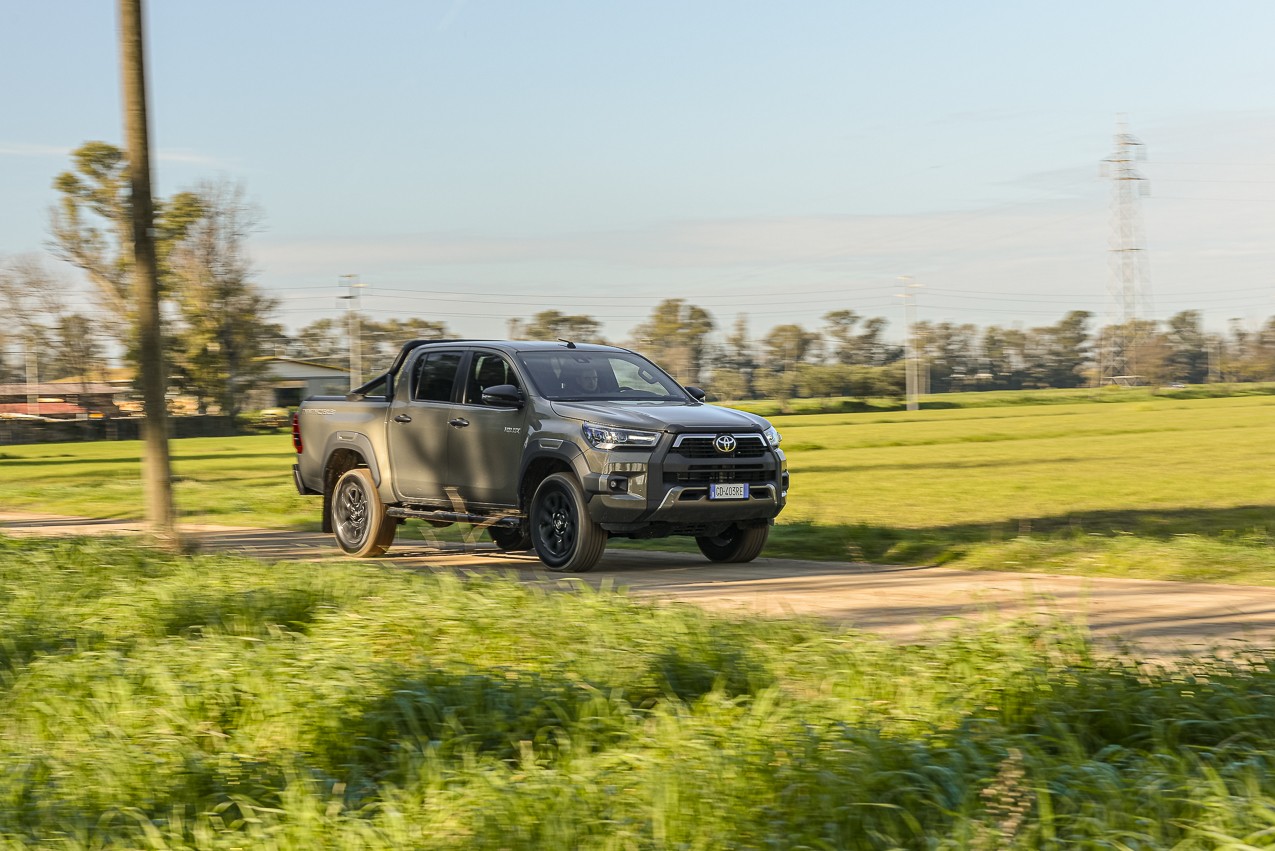 Toyota Hilux 2.8 Invincible: la prova su strada