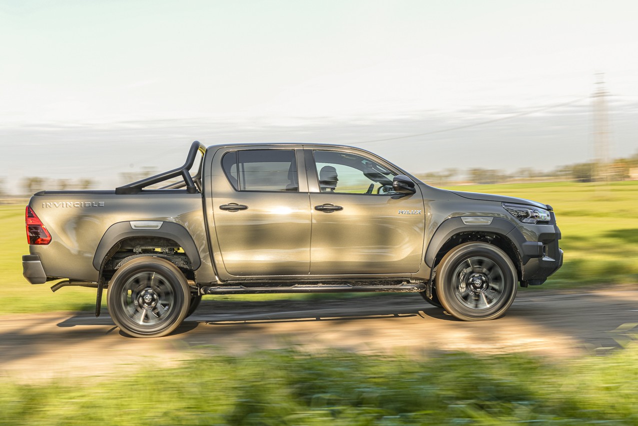 Toyota Hilux 2.8 Invincible: la prova su strada