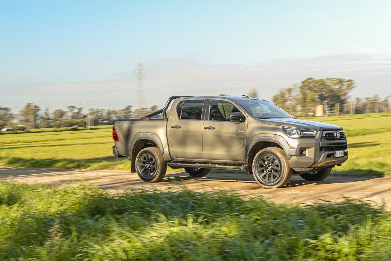 Toyota Hilux 2.8 Invincible: la prova su strada