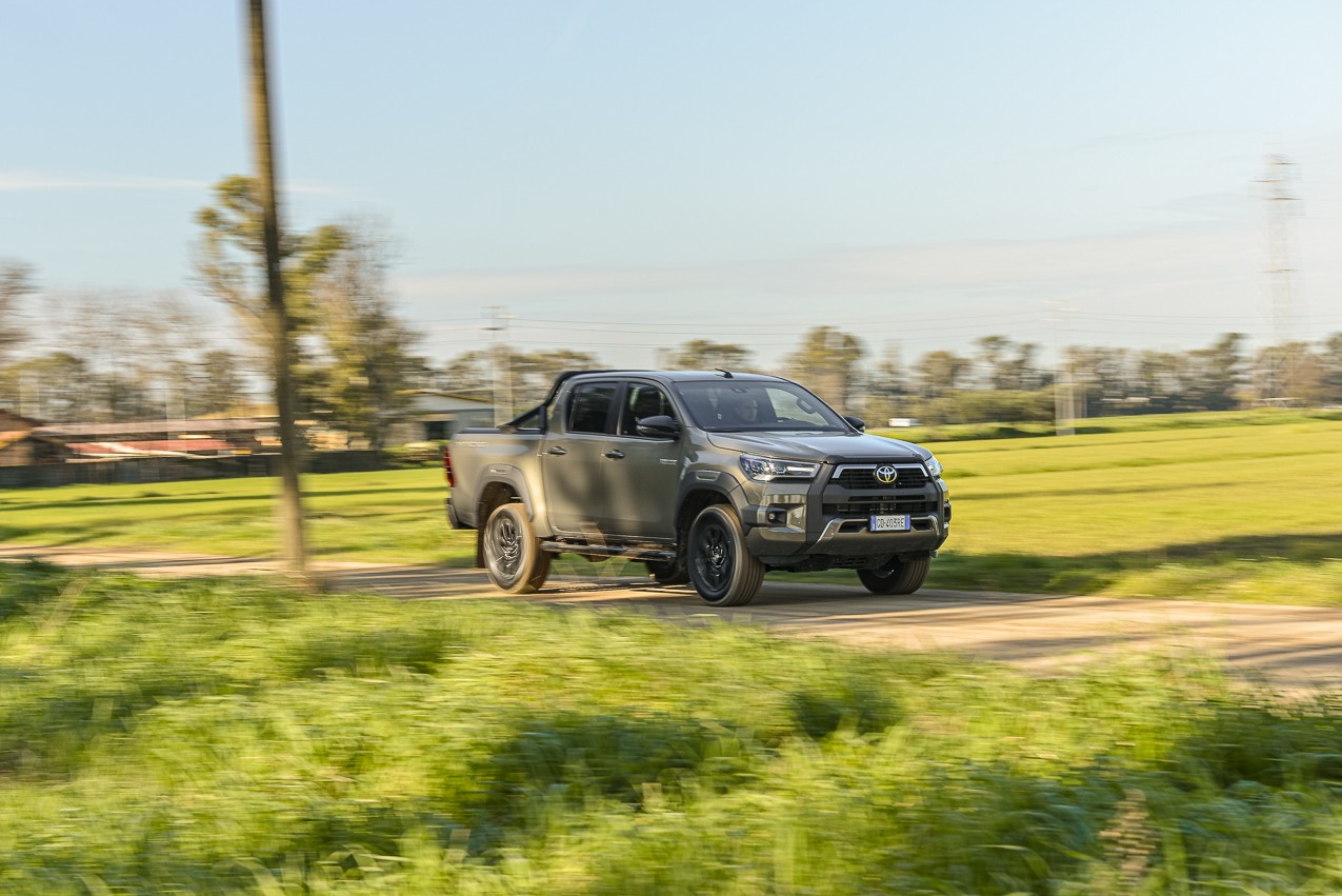 Toyota Hilux 2.8 Invincible: la prova su strada