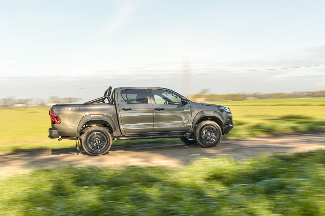 Toyota Hilux 2.8 Invincible: la prova su strada