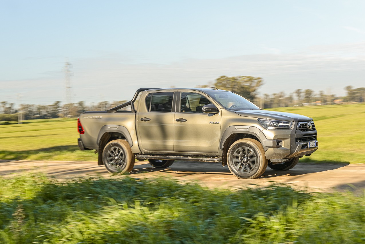 Toyota Hilux 2.8 Invincible: la prova su strada