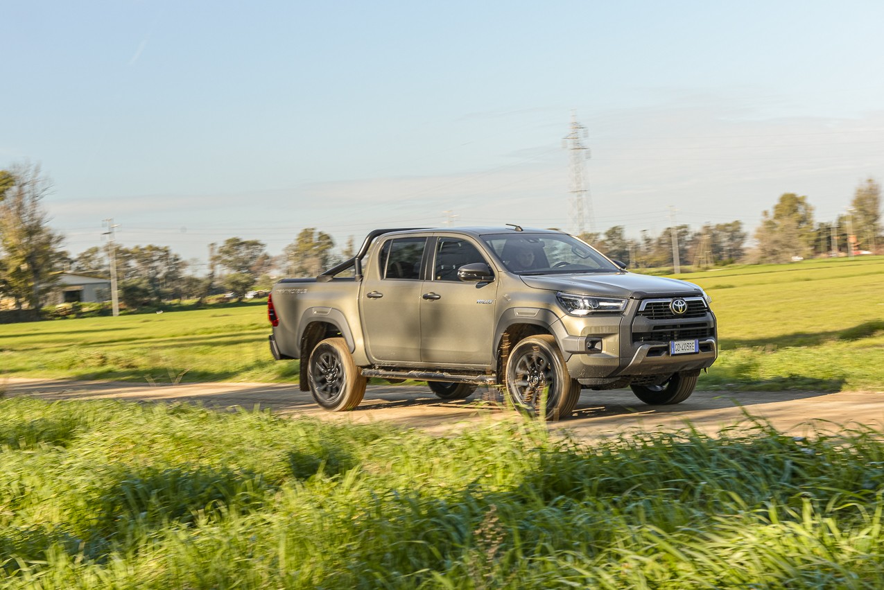 Toyota Hilux 2.8 Invincible: la prova su strada