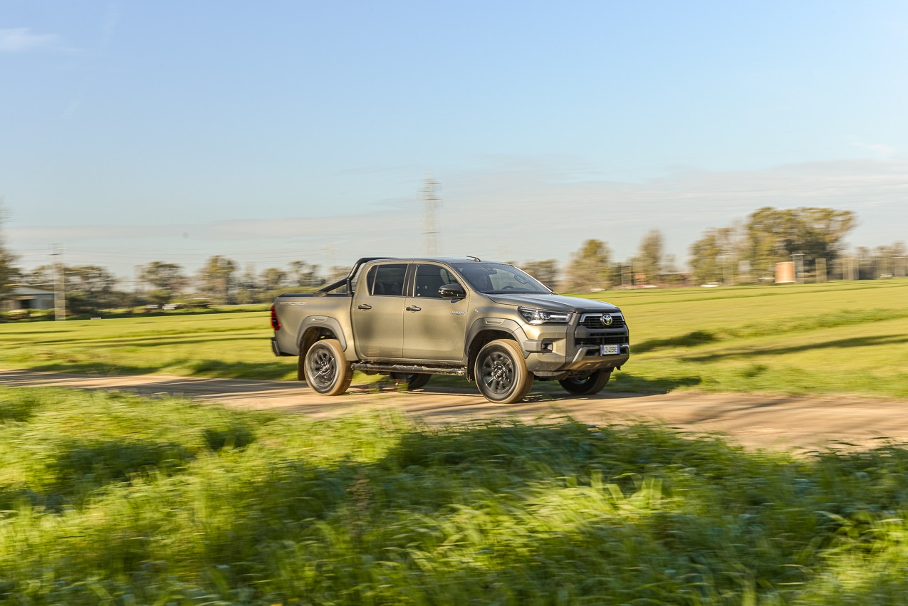 Toyota Hilux 2.8 Invincible: la prova su strada