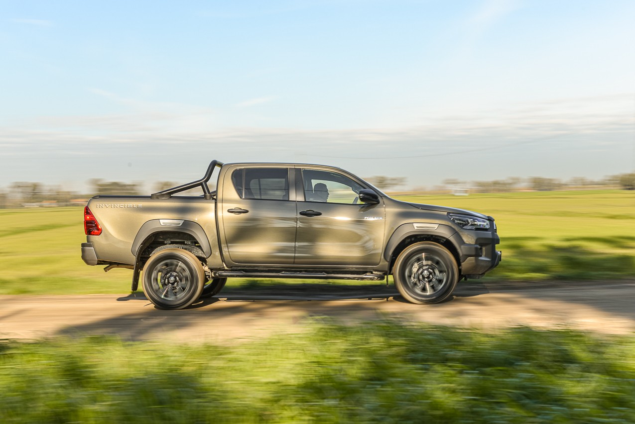 Toyota Hilux 2.8 Invincible: la prova su strada