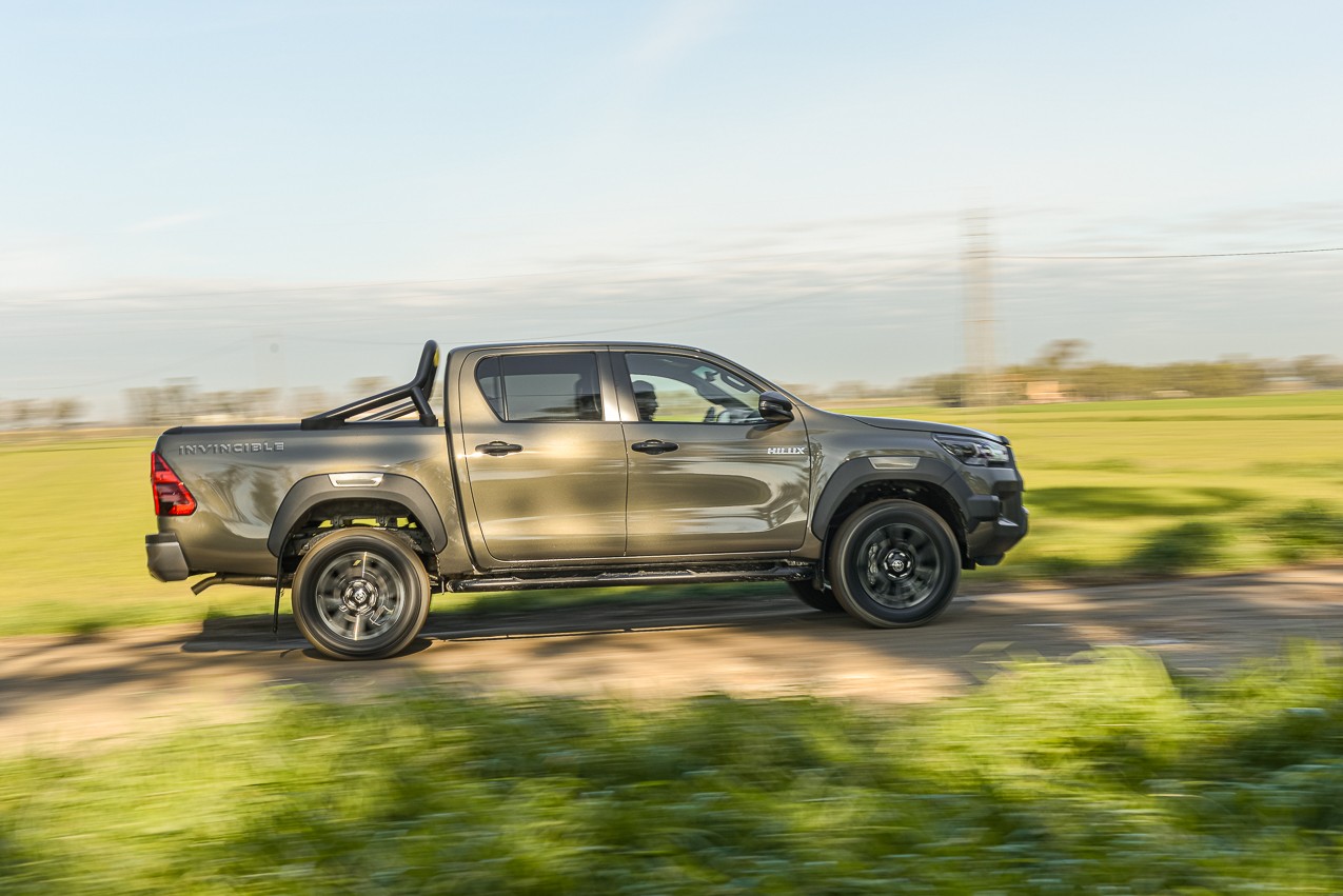 Toyota Hilux 2.8 Invincible: la prova su strada