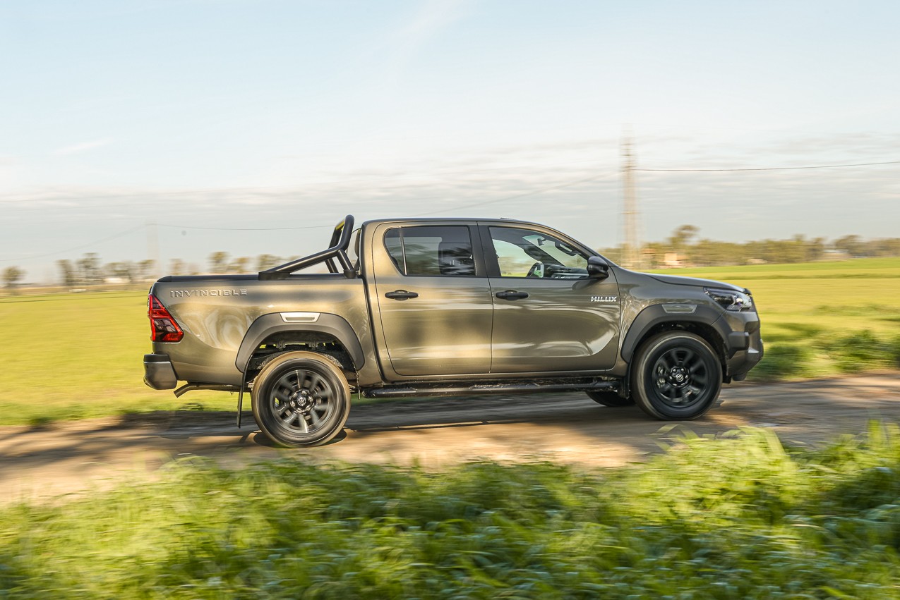 Toyota Hilux 2.8 Invincible: la prova su strada