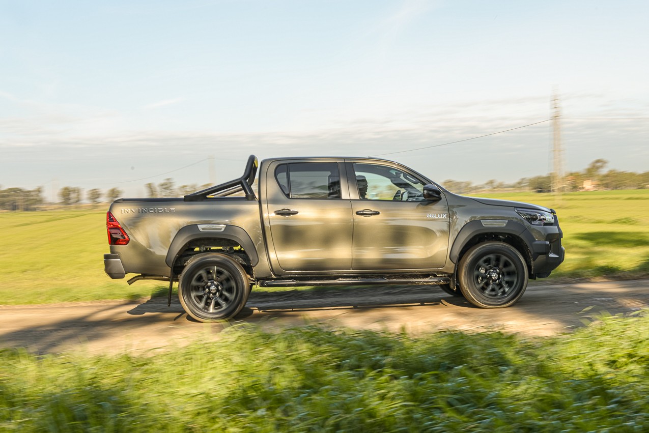 Toyota Hilux 2.8 Invincible: la prova su strada