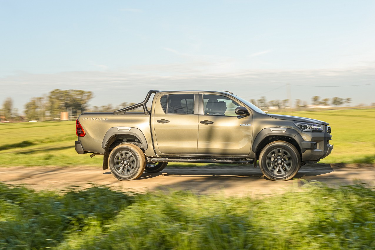 Toyota Hilux 2.8 Invincible: la prova su strada