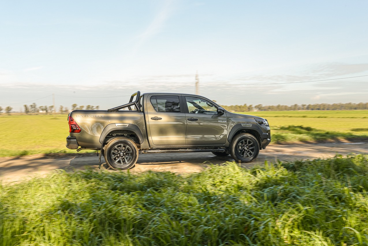 Toyota Hilux 2.8 Invincible: la prova su strada