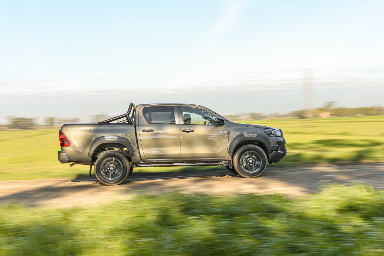 Toyota Hilux 2.8 Invincible: la prova su strada