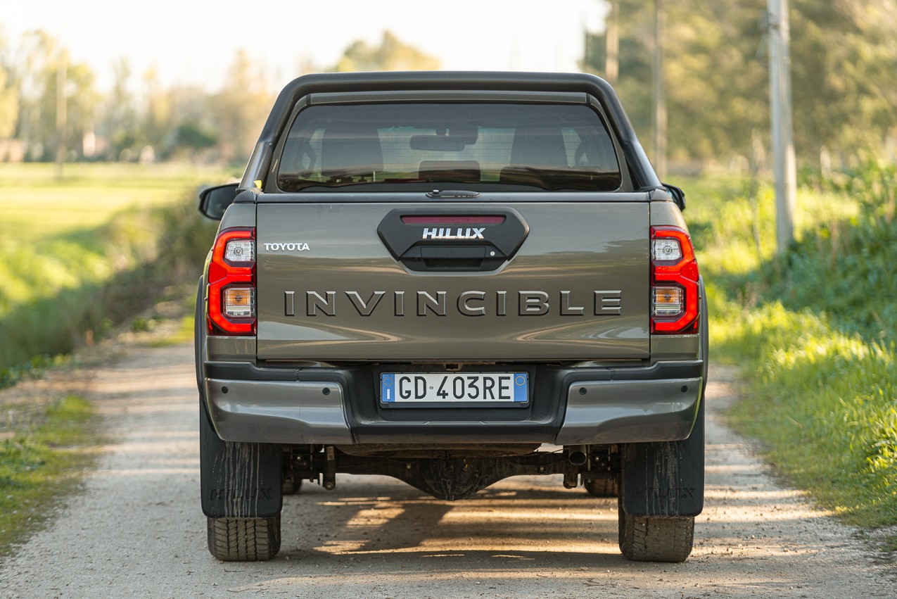 Toyota Hilux 2.8 Invincible: la prova su strada