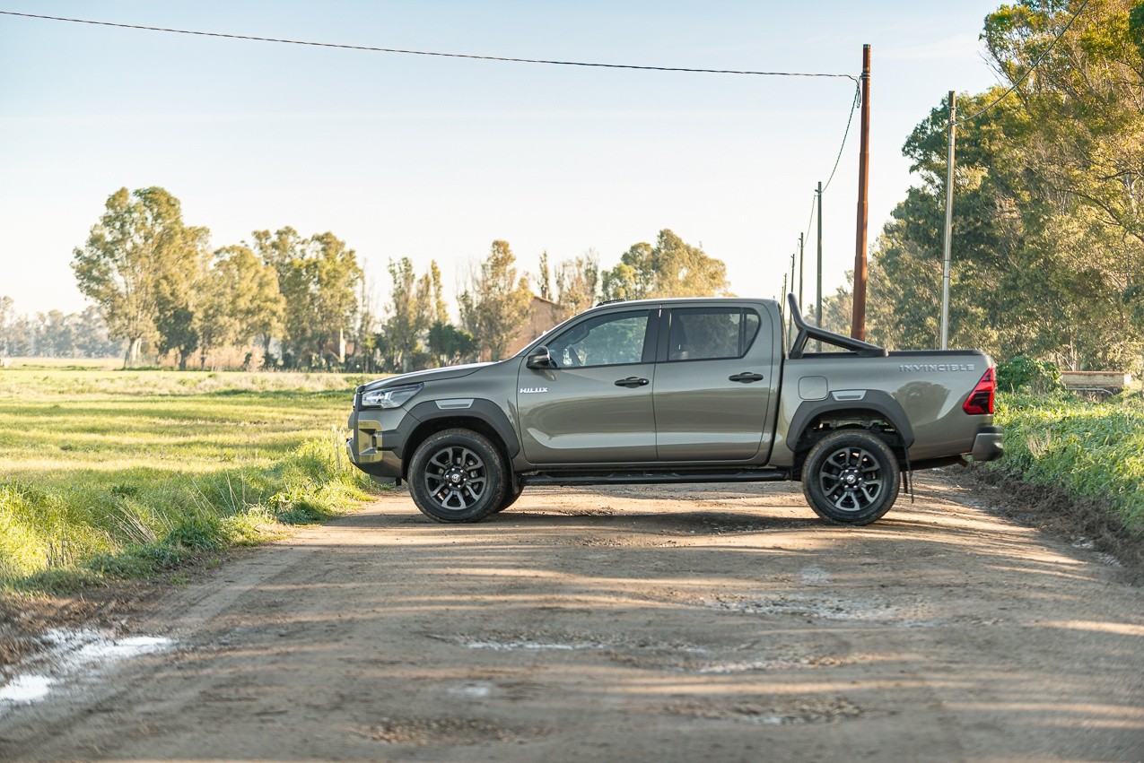 Toyota Hilux 2.8 Invincible: la prova su strada