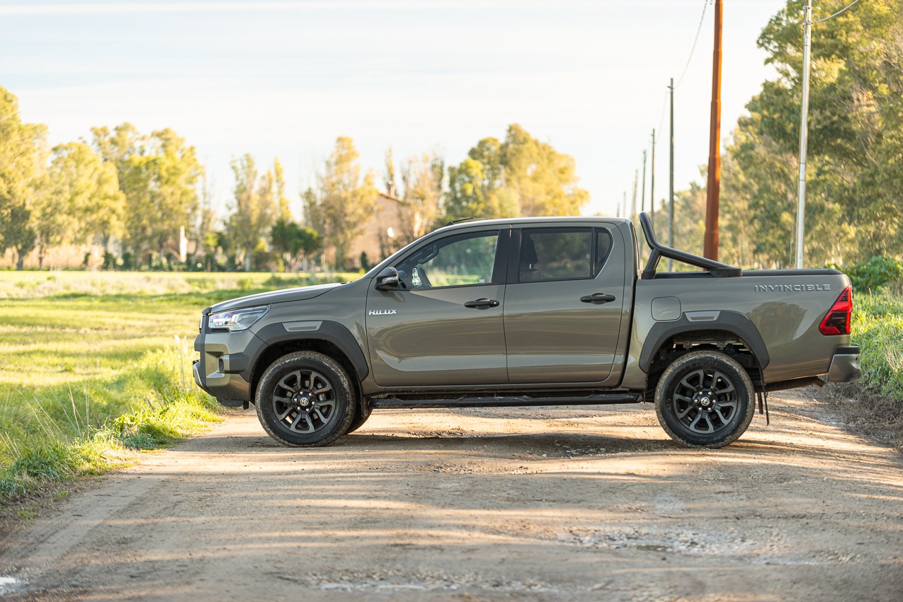 Toyota Hilux 2.8 Invincible: la prova su strada