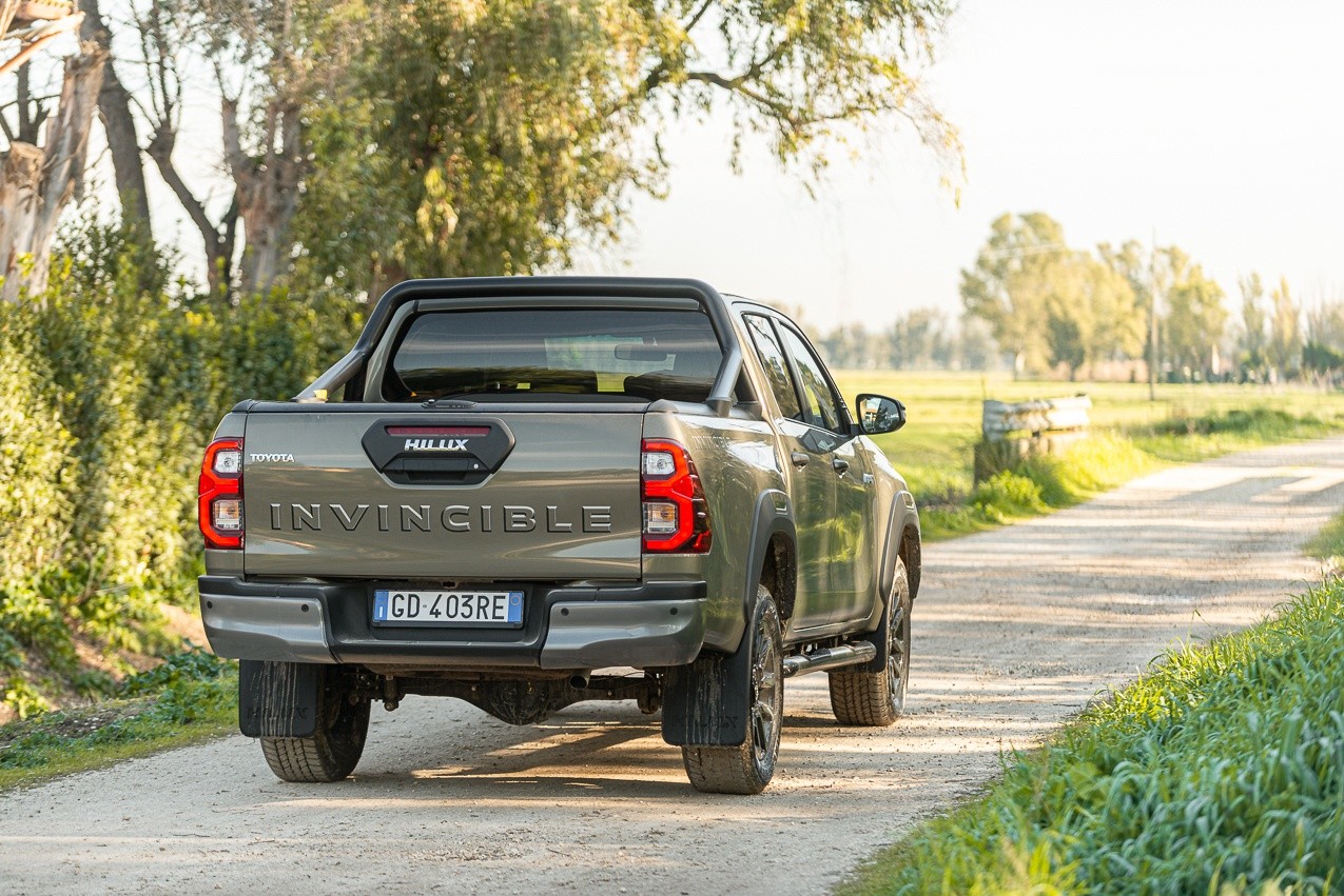 Toyota Hilux 2.8 Invincible: la prova su strada