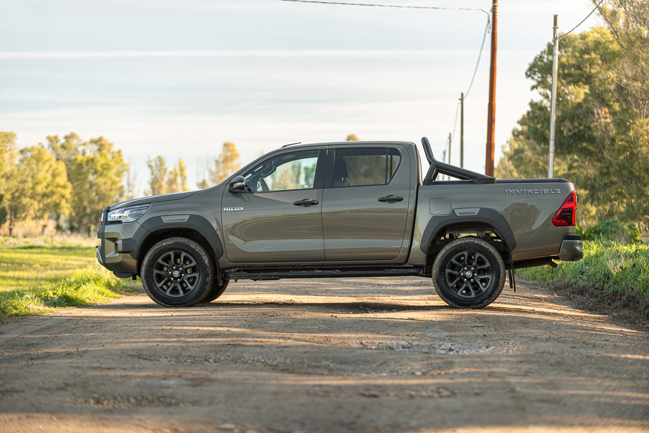 Toyota Hilux 2.8 Invincible: la prova su strada