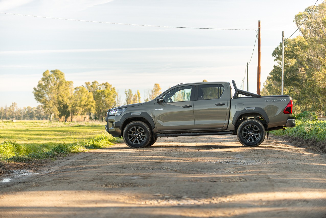 Toyota Hilux 2.8 Invincible: la prova su strada