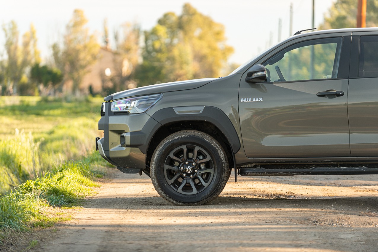 Toyota Hilux 2.8 Invincible: la prova su strada