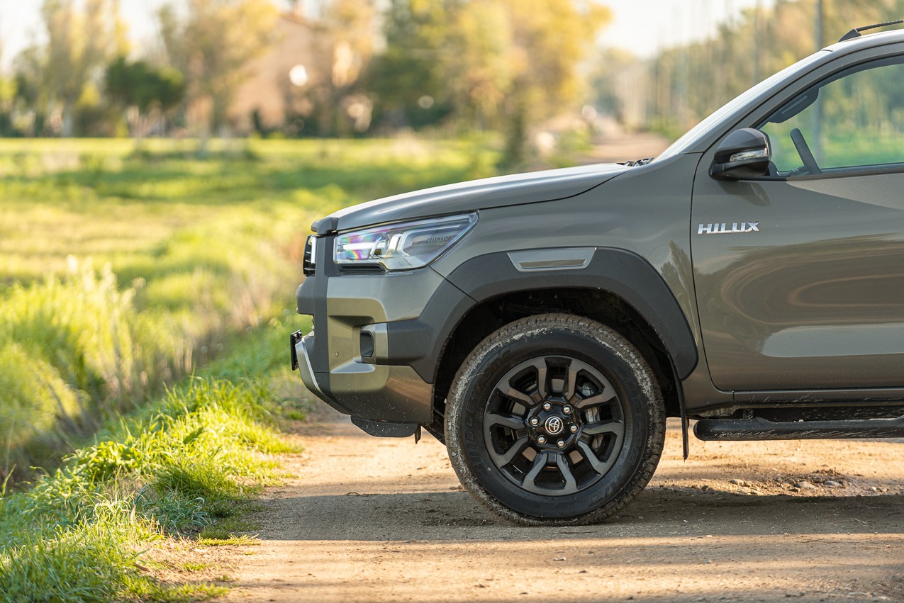 Toyota Hilux 2.8 Invincible: la prova su strada