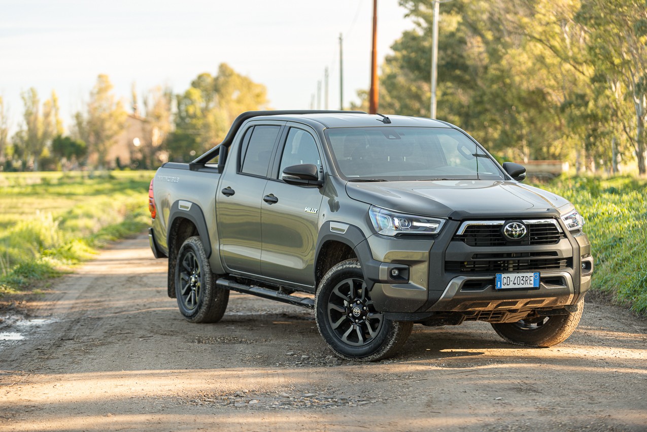 Toyota Hilux 2.8 Invincible: la prova su strada