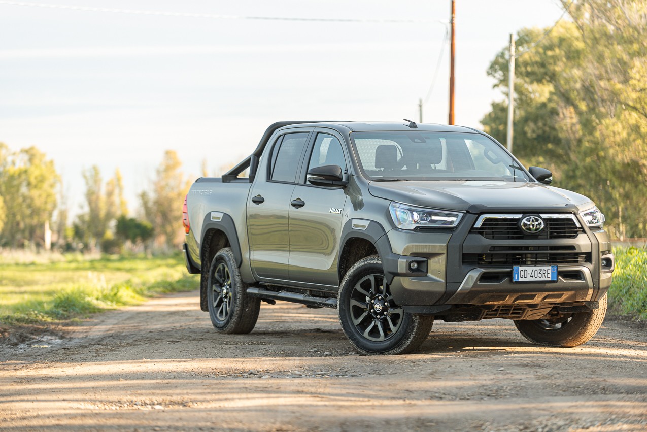 Toyota Hilux 2.8 Invincible: la prova su strada