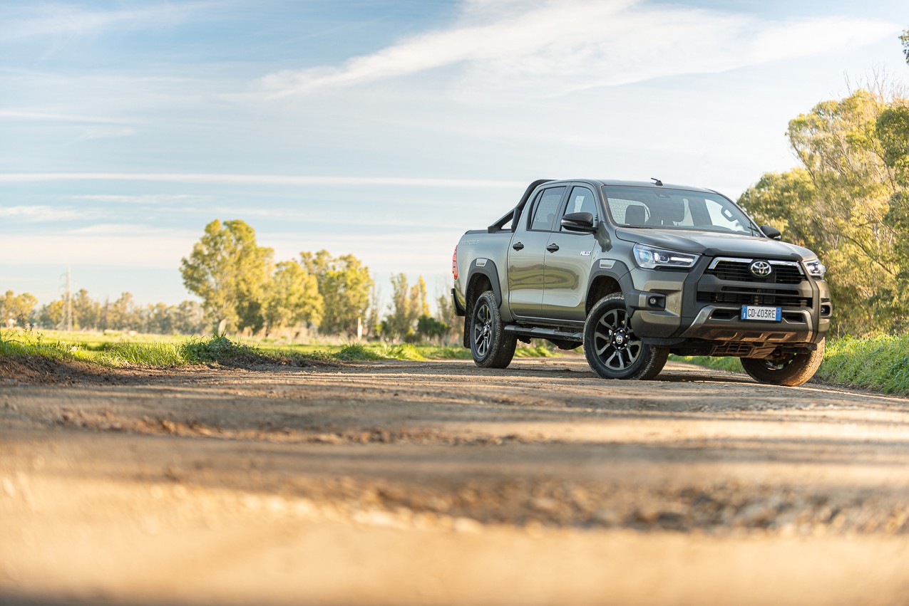 Toyota Hilux 2.8 Invincible: la prova su strada