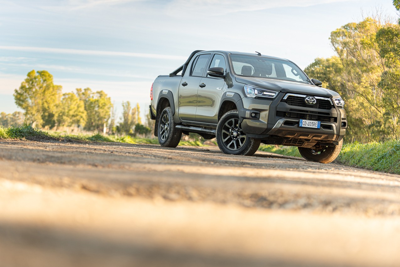 Toyota Hilux 2.8 Invincible: la prova su strada