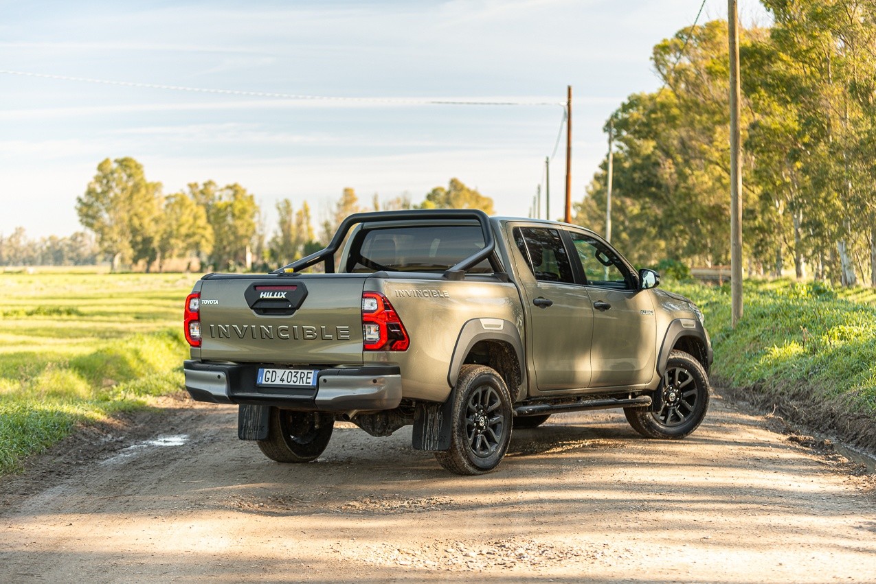 Toyota Hilux 2.8 Invincible: la prova su strada