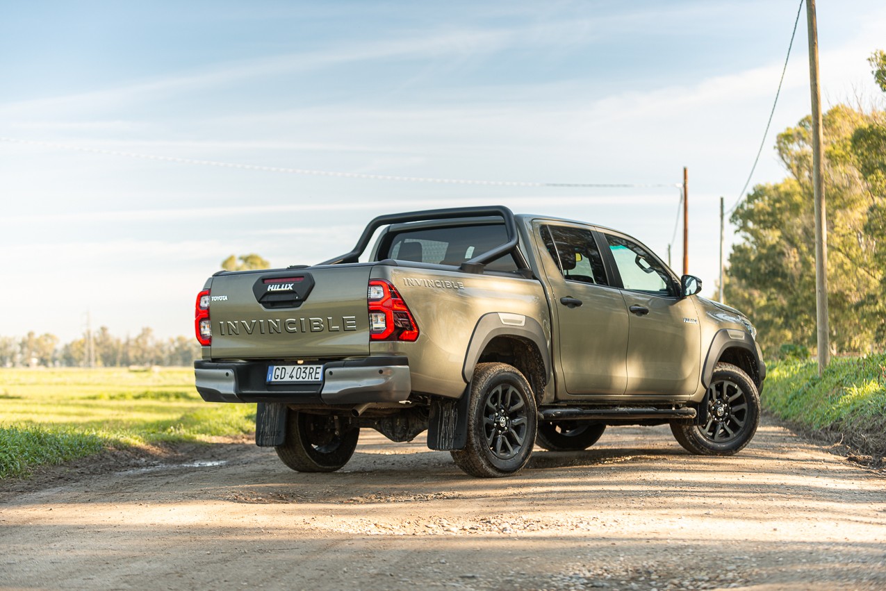 Toyota Hilux 2.8 Invincible: la prova su strada