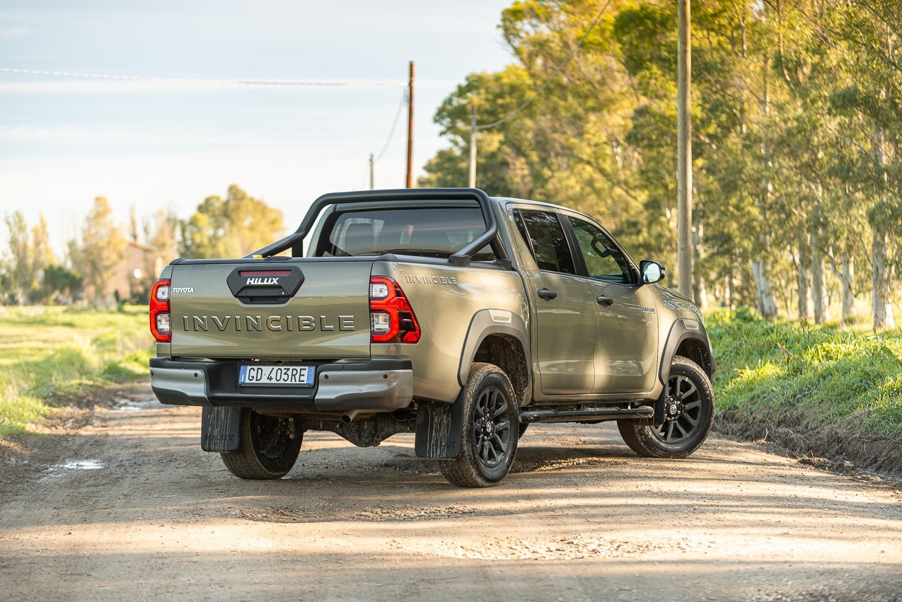 Toyota Hilux 2.8 Invincible: la prova su strada