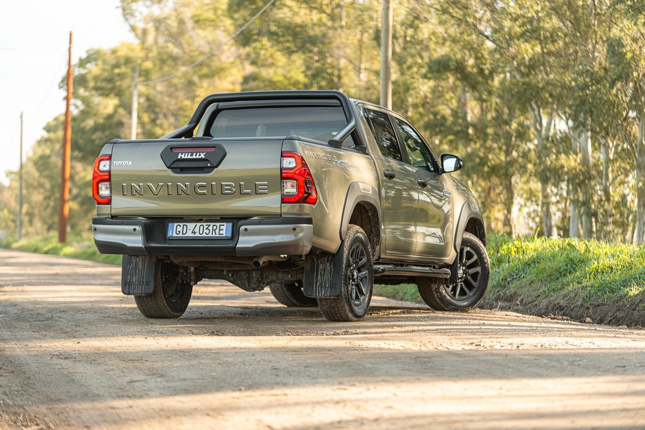 Toyota Hilux 2.8 Invincible: la prova su strada