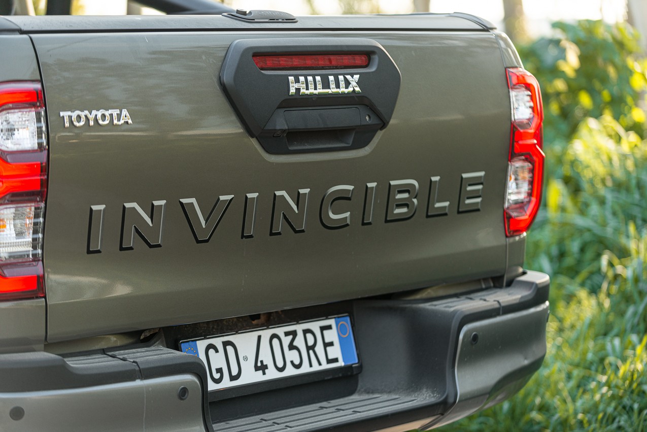 Toyota Hilux 2.8 Invincible: la prova su strada