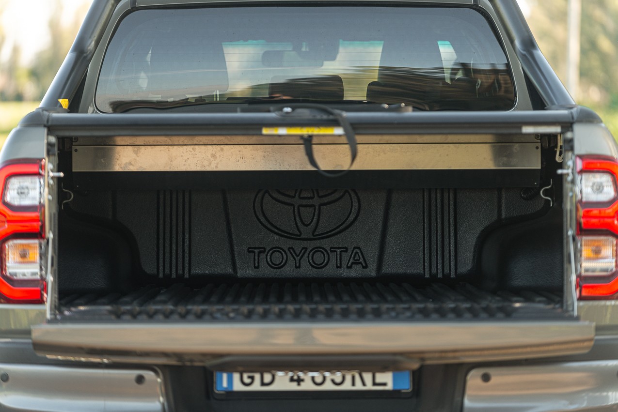 Toyota Hilux 2.8 Invincible: la prova su strada