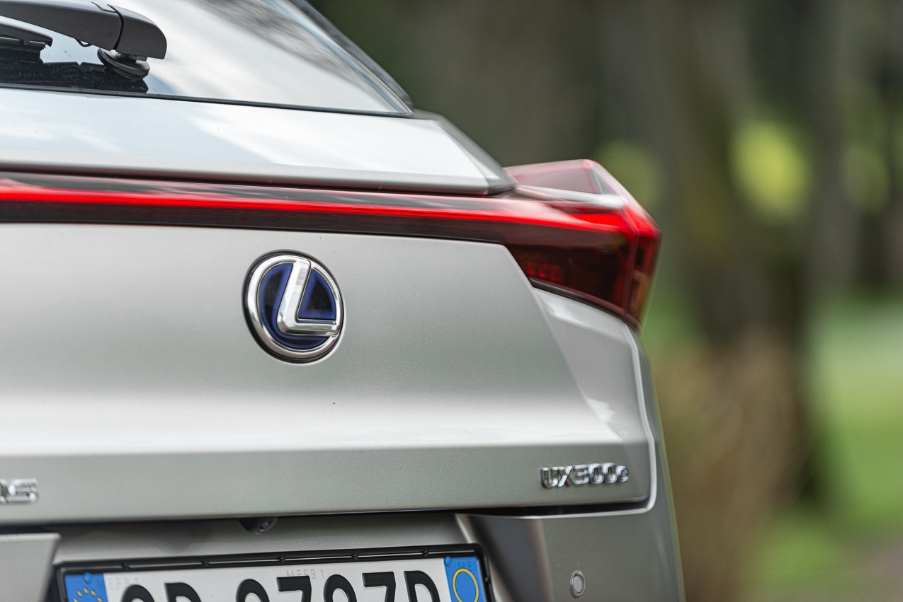 Lexus Ux 300e: la prova su strada